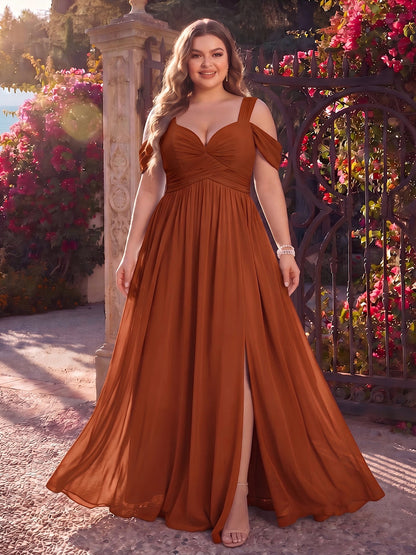 Robe de demoiselle d'honneur grande taille, coupe trapèze/princesse, en mousseline, épaules dénudées, sans manches, avec fente latérale et drapé