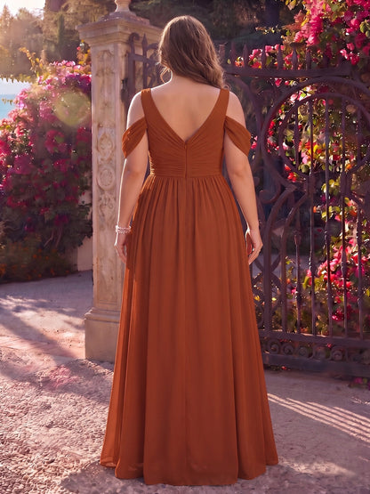 Robe de demoiselle d'honneur grande taille, coupe trapèze/princesse, en mousseline, épaules dénudées, sans manches, avec fente latérale et drapé