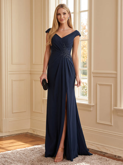 Robe longue pour mère de la mariée en satin, coupe droite/fourreau, col en V, mancherons et applications