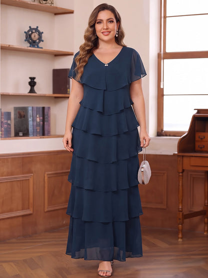 Robe de mère de la mariée grande taille en mousseline, coupe droite/fourreau, col en V, manches courtes, longueur cheville, avec volants étagés