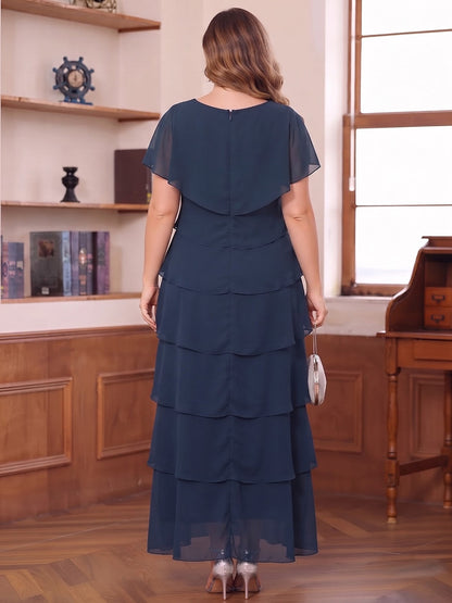 Robe de mère de la mariée grande taille en mousseline, coupe droite/fourreau, col en V, manches courtes, longueur cheville, avec volants étagés