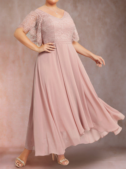Robe de Mère de la Mariée Grande Taille à Manches Courtes et Col En V Coupe A-Line/Princess avec Appliques