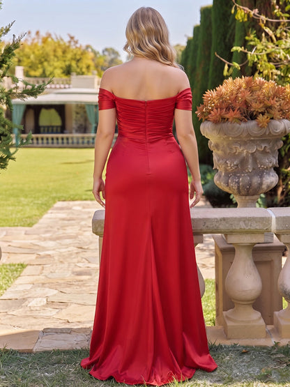 Robe de demoiselle d'honneur grande taille longue en satin de soie, coupe fourreau, épaules dénudées, sans manches, avec fente latérale et détails drapés