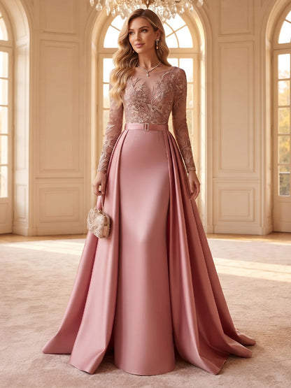 Robe de soirée longue en satin, coupe trapèze/princesse, encolure arrondie, manches longues, avec applications et plis