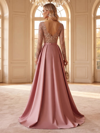 Robe de soirée longue en satin, coupe trapèze/princesse, encolure arrondie, manches longues, avec applications et plis