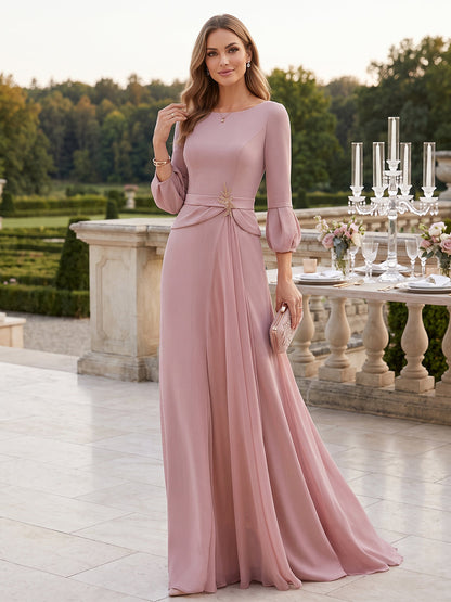Robe de soirée longue en satin, coupe droite/fourreau, encolure ronde, manches 3/4 et ceinture