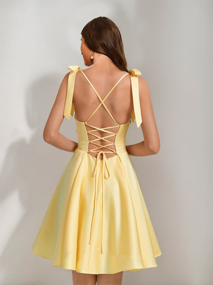 Robes de Bal Courtes Style A-Line/Princesse à Col Carré Plissé avec Nœud(S)