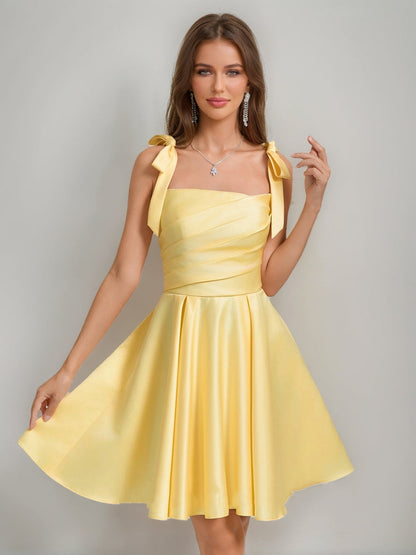Robes de Bal Courtes Style A-Line/Princesse à Col Carré Plissé avec Nœud(S)
