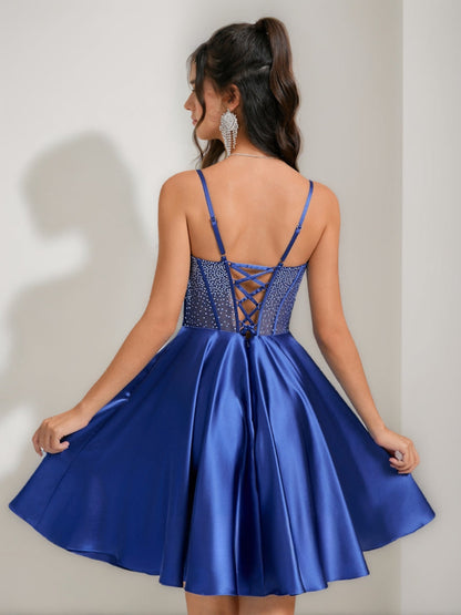 Robes de Retour à la Maison Courtes Plissées sans Manches avec Bretelles et Décolleté en V A-Ligne/Princesse avec Strass