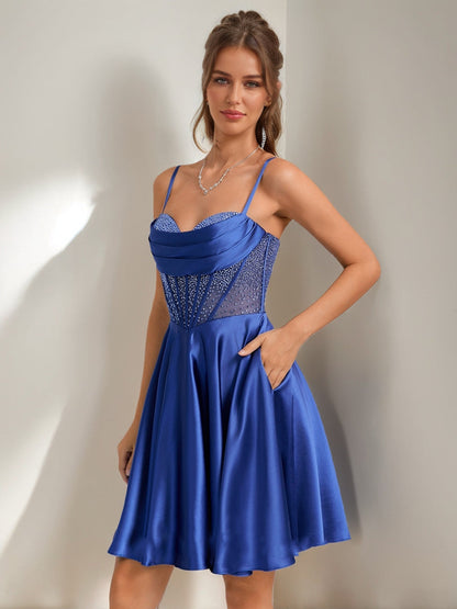 Robes de Retour à la Maison Courtes Plissées sans Manches avec Bretelles et Décolleté en V A-Ligne/Princesse avec Strass