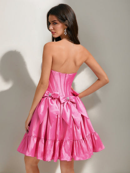 Robes de Bal Courtes Style A-Line/Princesse sans Bretelles avec Volants, Strass et Nœud
