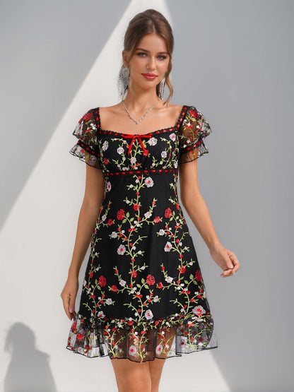 Robes de Retour Courtes Style A-Line/Princesse avec Col Carré, Manches Bouffantes, Volants et Broderies