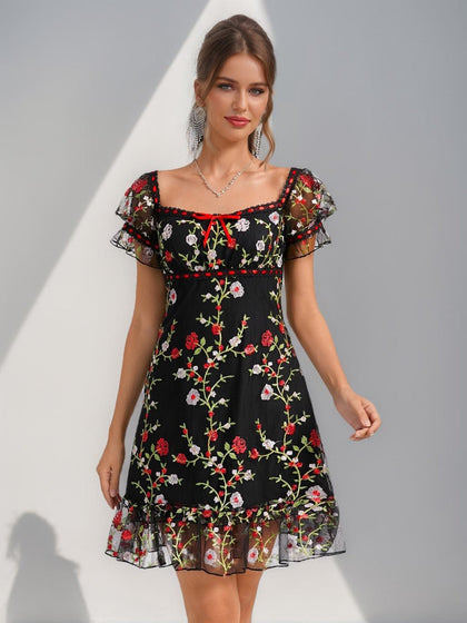 Robes de Retour Courtes Style A-Line/Princesse avec Col Carré, Manches Bouffantes, Volants et Broderies