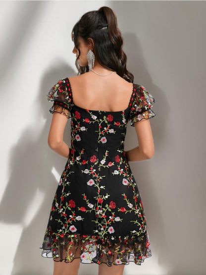 Robes de Retour Courtes Style A-Line/Princesse avec Col Carré, Manches Bouffantes, Volants et Broderies