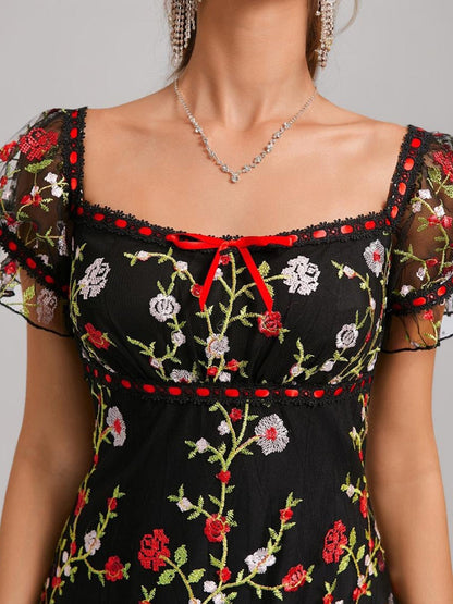 Robes de Retour Courtes Style A-Line/Princesse avec Col Carré, Manches Bouffantes, Volants et Broderies