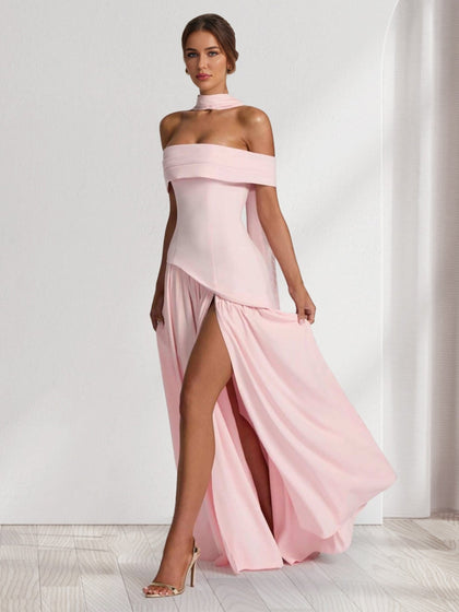Robe de demoiselle d'honneur fourreau/colonne en mousseline, épaules dénudées, longueur ras du sol, avec écharpe et fente latérale