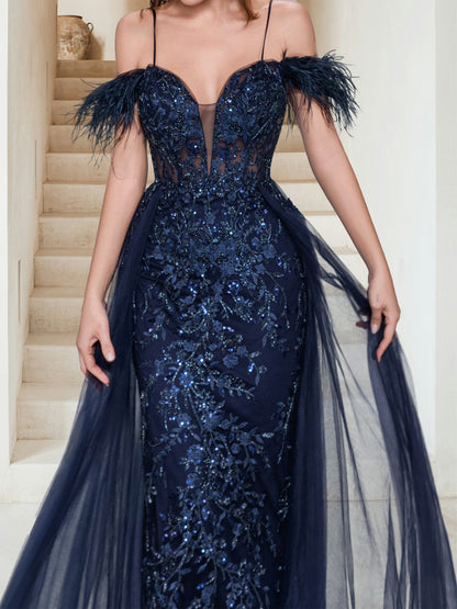 Robe Longue de Soirée en Tulle Gaine/Colonne, Épaules Dénudées & Bretelles Spaghetti, avec Plumes & Appliques