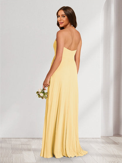 Robes de demoiselle d'honneur coupe A-line/Princesse sans bretelles, longueur ras du sol avec plis