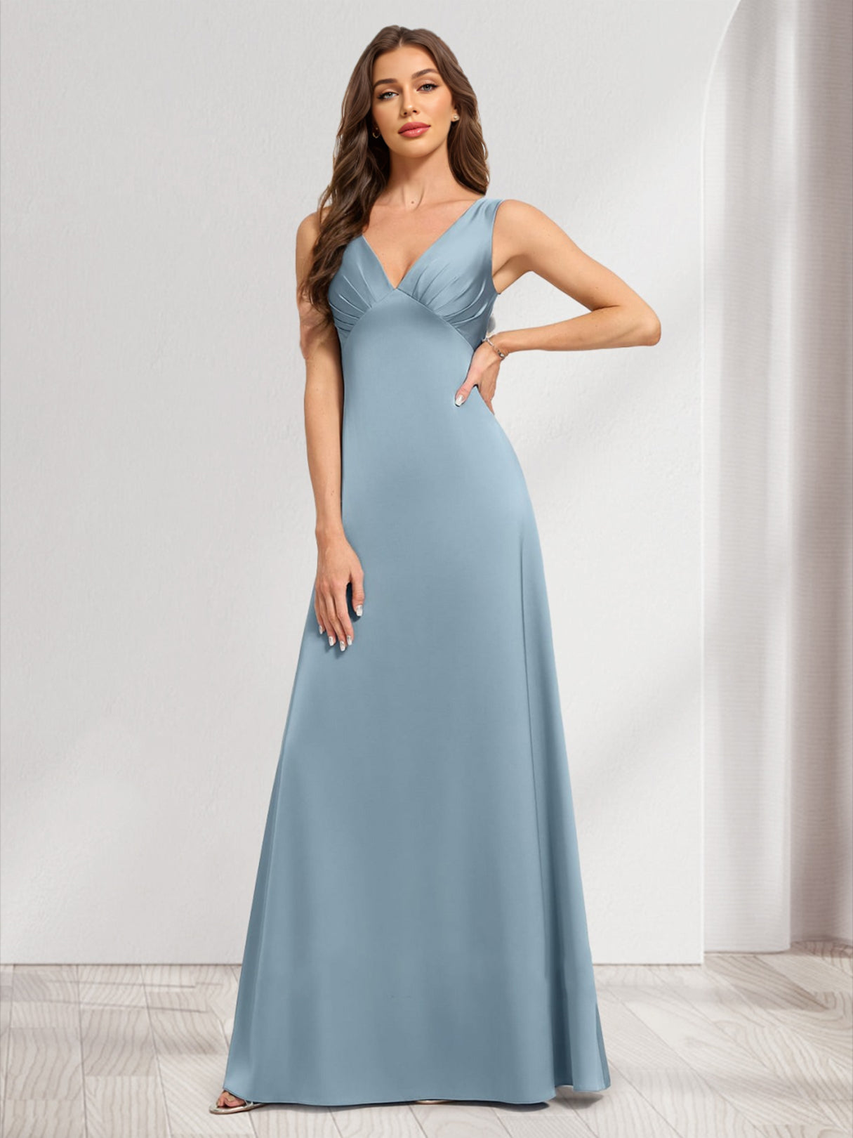Robes de demoiselle d'honneur en satin coupe trapèze à col en V sans manches froncées