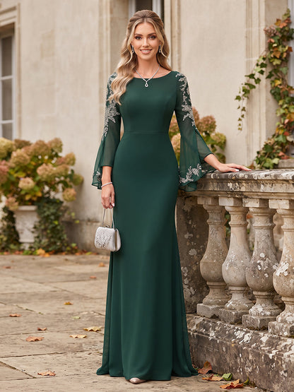 Robe de soirée longue fourreau, en mousseline, encolure arrondie, manches longues, avec applications