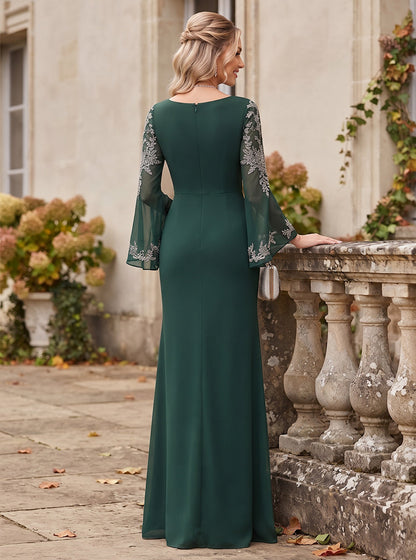 Robe de soirée longue fourreau, en mousseline, encolure arrondie, manches longues, avec applications