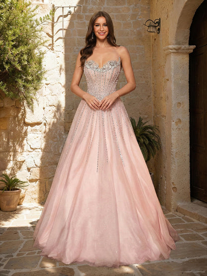 Robes de bal longues, coupe trapèze/princesse, bustier cœur, taille basque, ornées de strass