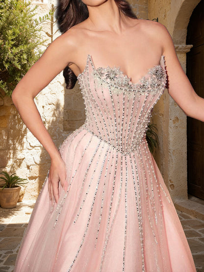 Robes de bal longues, coupe trapèze/princesse, bustier cœur, taille basque, ornées de strass