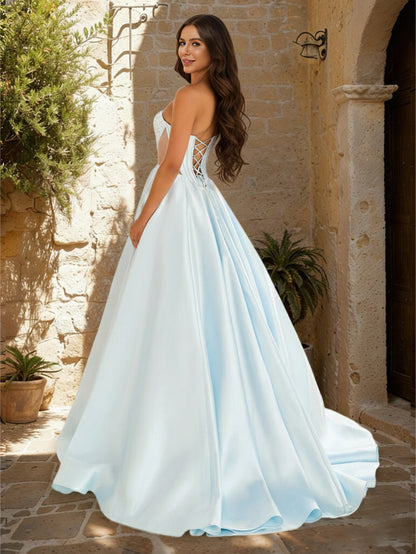 Robes de bal trapèze/princesse, bustier cœur, taille basque, ornées de perles