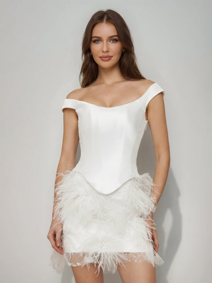 Robes de bal fourreau/colonne, épaules dénudées, manches courtes, taille basque, ornées de plumes