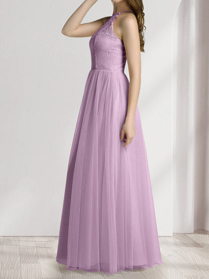 Robes de demoiselle d'honneur longues sans manches, coupe trapèze/princesse, décolleté rond, ornées de dentelle et d'appliqués.