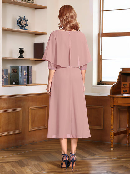 Robe de la mère de la mariée midi trapèze, col rond, demi-manches, drapée avec perles et effet cape