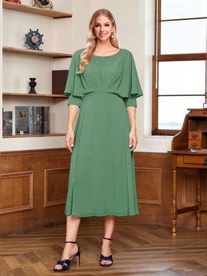 Robe de la mère de la mariée midi trapèze, col rond, demi-manches, drapée avec perles et effet cape