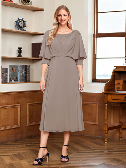 Robe de la mère de la mariée midi trapèze, col rond, demi-manches, drapée avec perles et effet cape