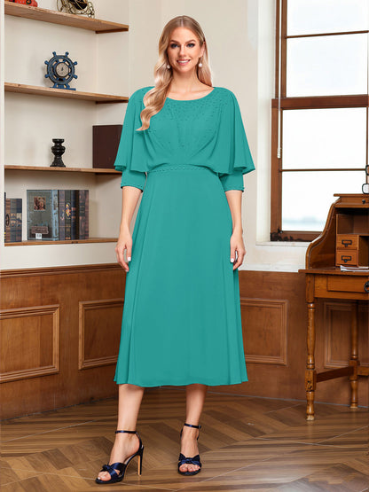 Robe de la mère de la mariée midi trapèze, col rond, demi-manches, drapée avec perles et effet cape