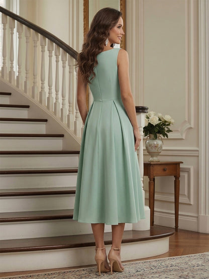 Robe de la mère de la mariée midi trapèze, col rond sans manches et détails froncés
