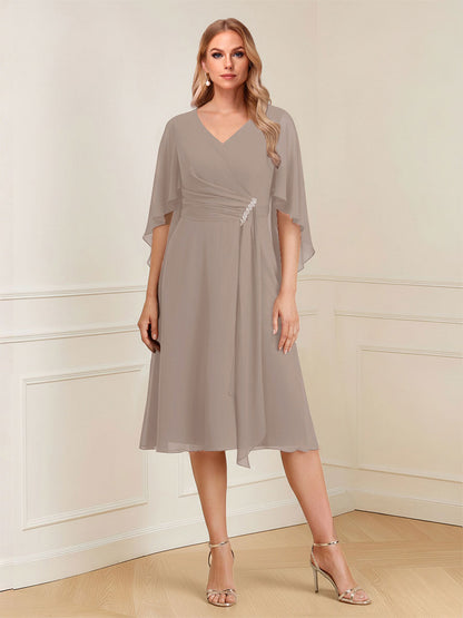 Robe de la mère de la mariée trapèze longueur genou, col en V, demi-manches, volants et fronces