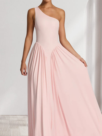 Robe de demoiselle d'honneur longue à une épaule, coupe trapèze/princesse, plissée