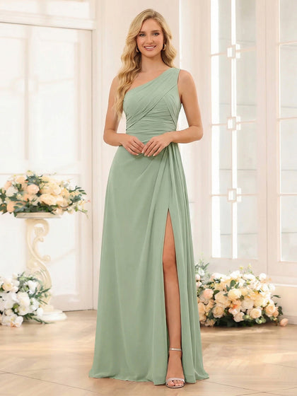 Robe de demoiselle d'honneur fourreau/colonne asymétrique à une épaule, longue jusqu'au sol, avec fronces et fentes latérales.