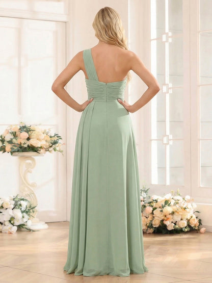 Robe de demoiselle d'honneur fourreau/colonne asymétrique à une épaule, longue jusqu'au sol, avec fronces et fentes latérales.