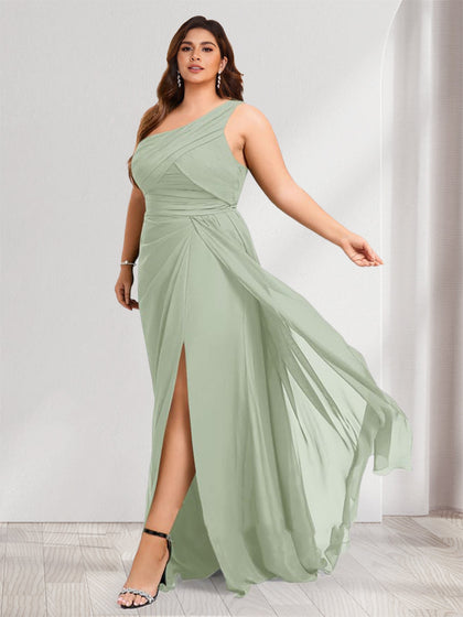 Robe de demoiselle d'honneur grande taille, coupe fourreau/colonne, une épaule, longueur au sol, avec fronces et fentes latérales.