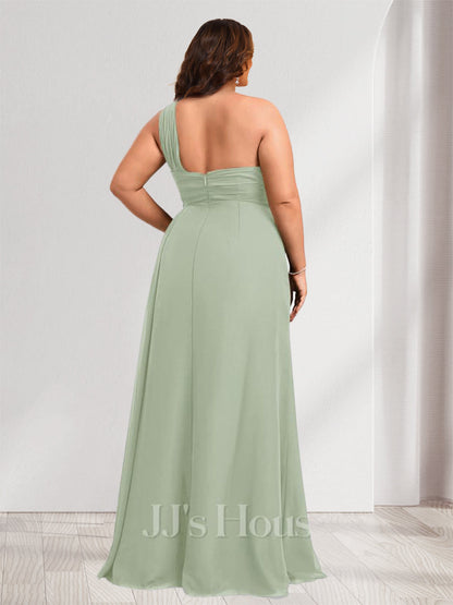 Robe de demoiselle d'honneur grande taille, coupe fourreau/colonne, une épaule, longueur au sol, avec fronces et fentes latérales.
