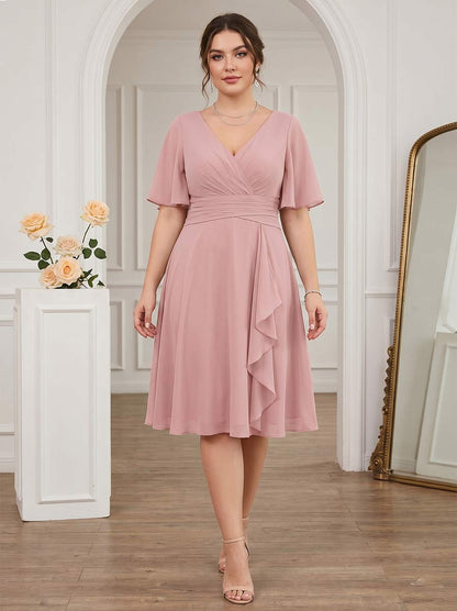Robe de Demoiselle d'Honneur Grande Taille A-Ligne Col en V à Manches Courtes Longueur Genou avec Volants