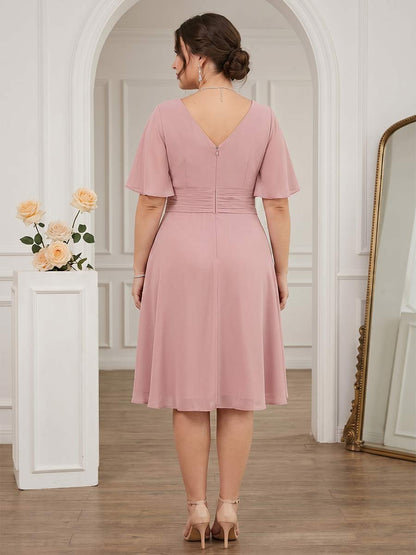 Robe de Demoiselle d'Honneur Grande Taille A-Ligne Col en V à Manches Courtes Longueur Genou avec Volants