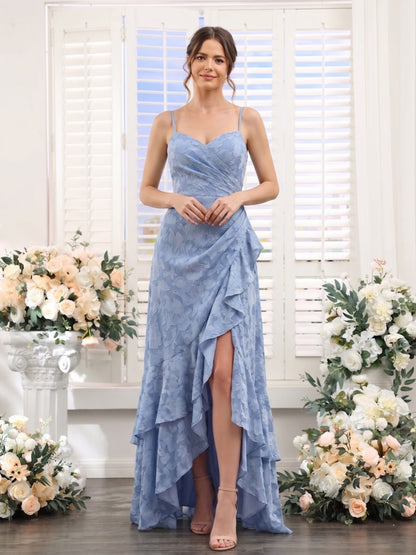Robe de demoiselle d'honneur longue au sol trapèze, bretelles spaghetti, volants et fente latérale