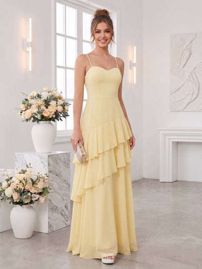 Robe de demoiselle d'honneur longue au sol trapèze, à bretelles spaghetti et volants
