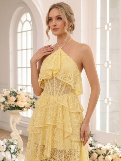 Robe de demoiselle d'honneur trapèze asymétrique, col licou, volants et dentelle