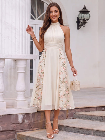Robe de cocktail midi trapèze, col licou sans manches, broderie et fronces