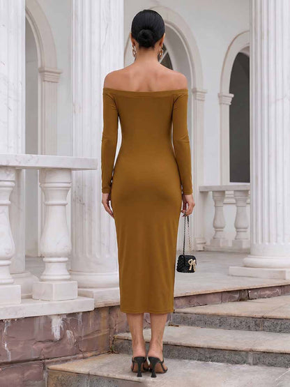 Robe de Cocktail Longueur Thé Gaine/Colonne Hors de l'épaule Manches Longues avec Strass & Plis Ruchés