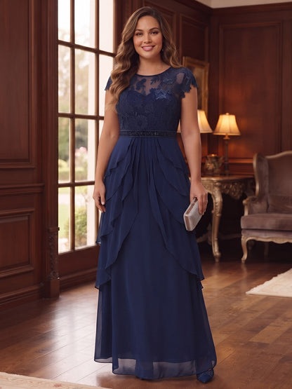 Robe trapèze/princesse en mousseline grande taille pour mère de la mariée : encolure ronde, manches 3/4, longueur au sol, avec applications et dentelle