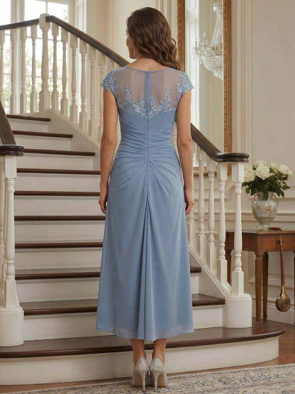 Robe Mère de la Mariée Fourreau Col Rond à Manches Courtes Longueur Thé avec Appliques et Fronces